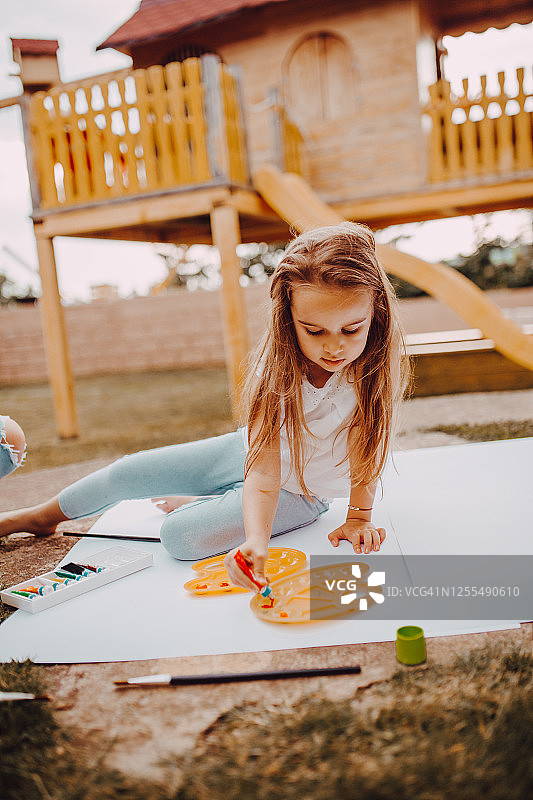 喜欢画画的女孩图片素材