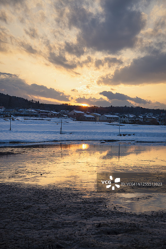 白雪皑皑的田野中反射的日落图片素材
