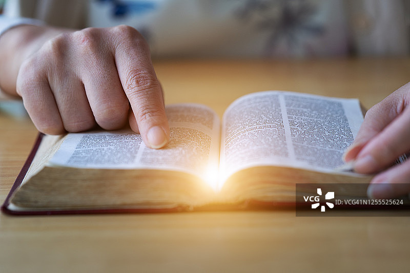 阅读圣经的女人图片素材