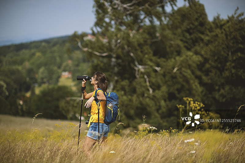 徒步旅行中喝咖啡的女性图片素材