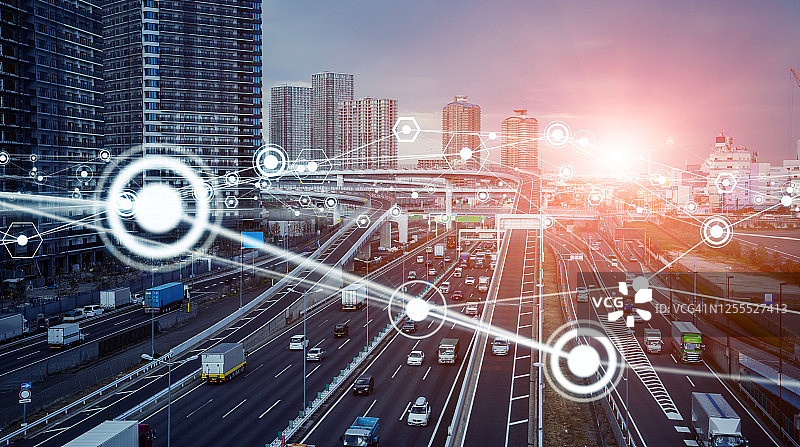 现代城市高速公路与通信网络智能交通系统图片素材