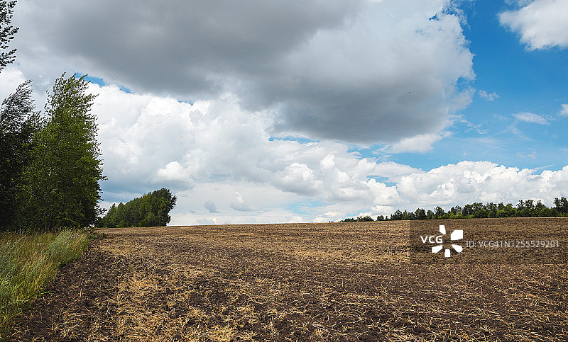 耕地上空的朵朵白云美景图片素材