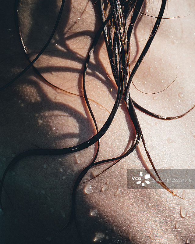 湿发、湿皮肤特写、浸水的缠结头发图片素材