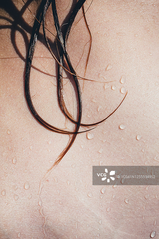 湿发，湿润的皮肤特写，白皙的夏日肌肤图片素材