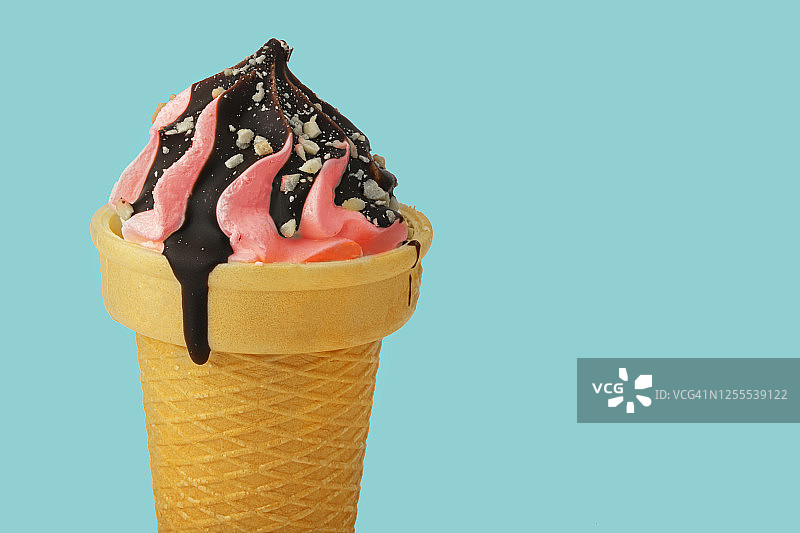 巧克力华夫筒粉色冰淇淋图片素材