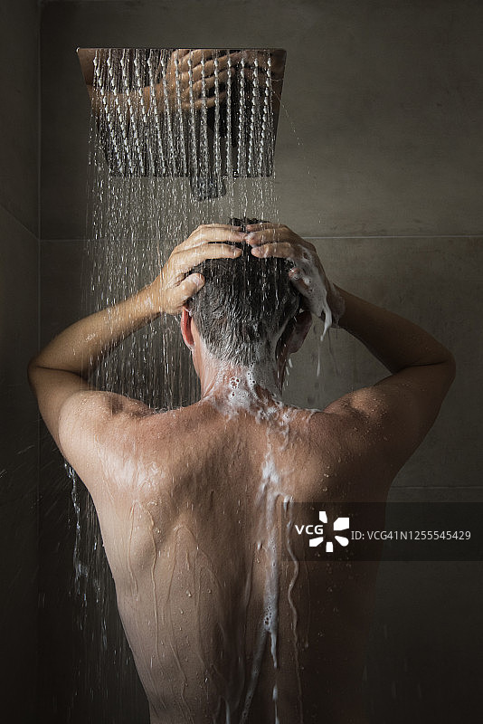 男在浴室洗澡图片素材