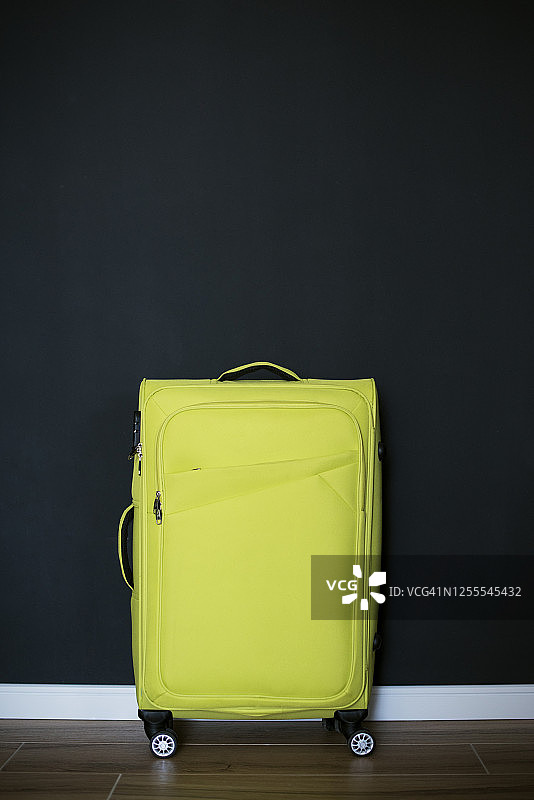 绿色旅行拉杆箱图片素材