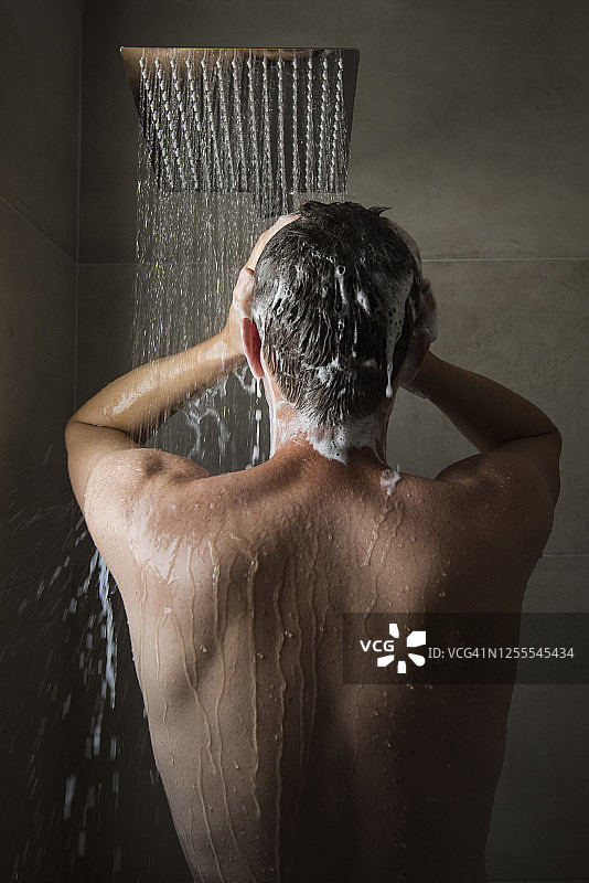 男在浴室洗澡图片素材