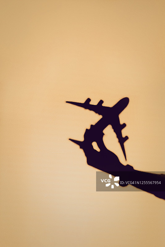 手持飞机玩具制造阴影图片素材