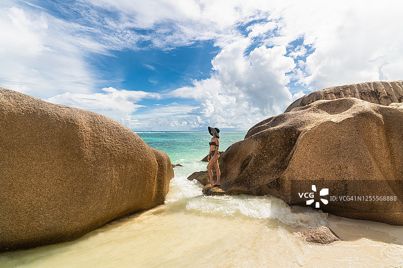 在塞舌尔银泉滩的游客女人图片素材