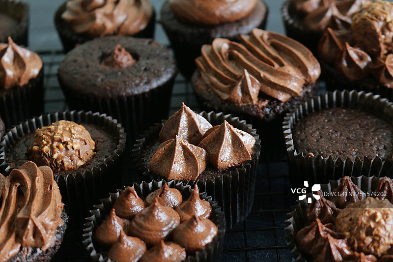 自制巧克力纸杯蛋糕特写，配巧克力糖霜图片素材