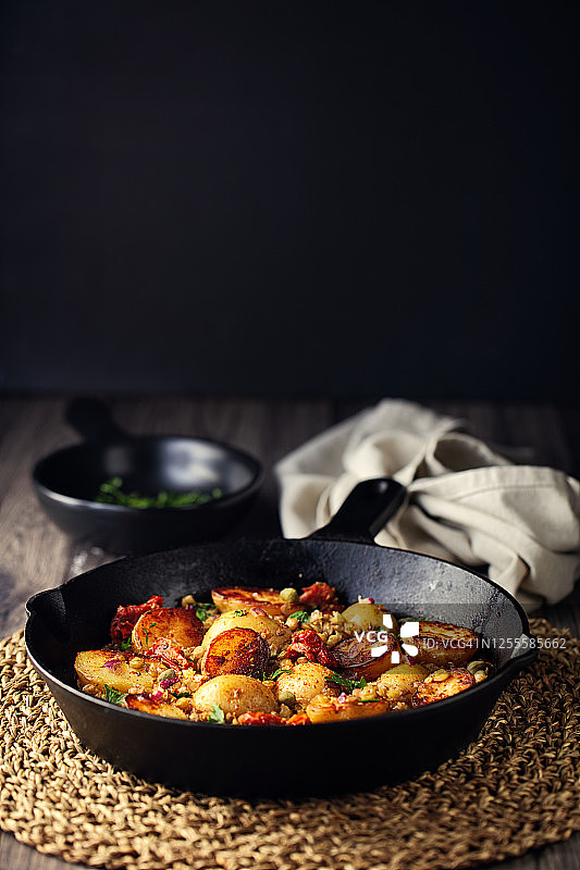 健康温暖的纯素土豆沙拉图片素材