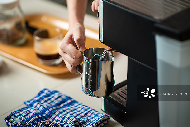 女人在家打奶泡制作卡布奇诺图片素材