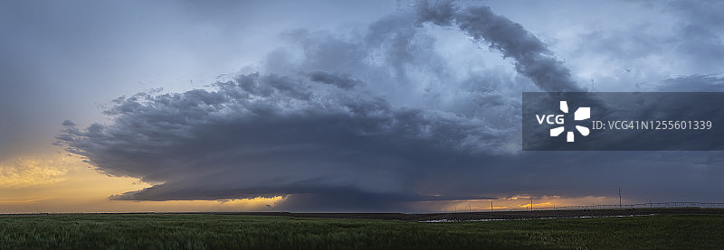 大平原上的风暴图片素材