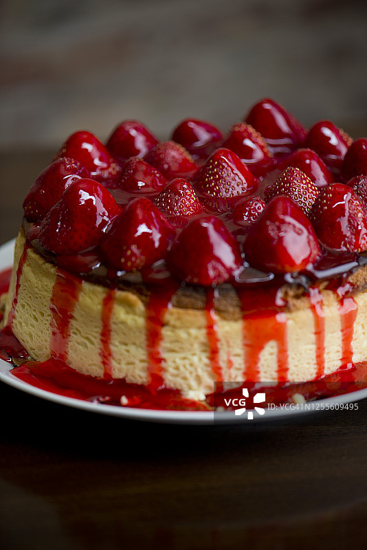草莓芝士蛋糕甜点：经典美式或法式烘焙店的特色糕点，包含饼干、奶油、蛋糕、巧克力酱等。图片素材