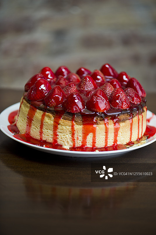 草莓芝士蛋糕甜点：经典美式或法式烘焙店的特色糕点，包含饼干、奶油、蛋糕、巧克力酱等。图片素材