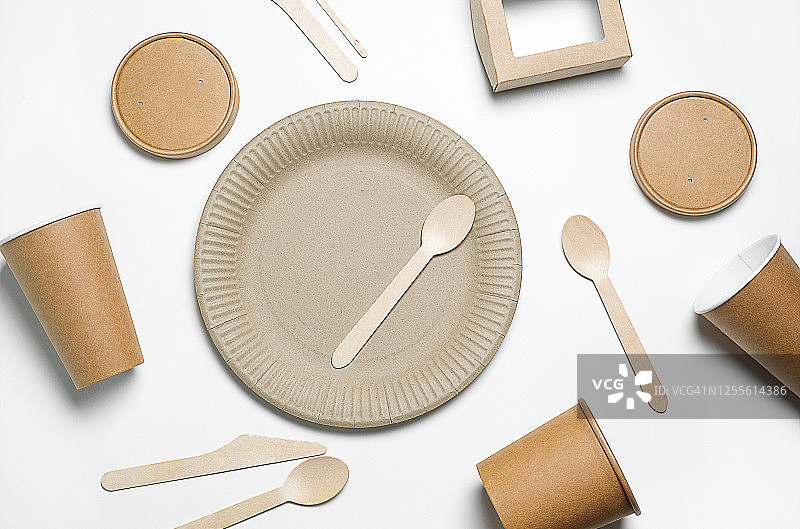 白色背景上的可回收环保一次性餐具，食品工业图片素材
