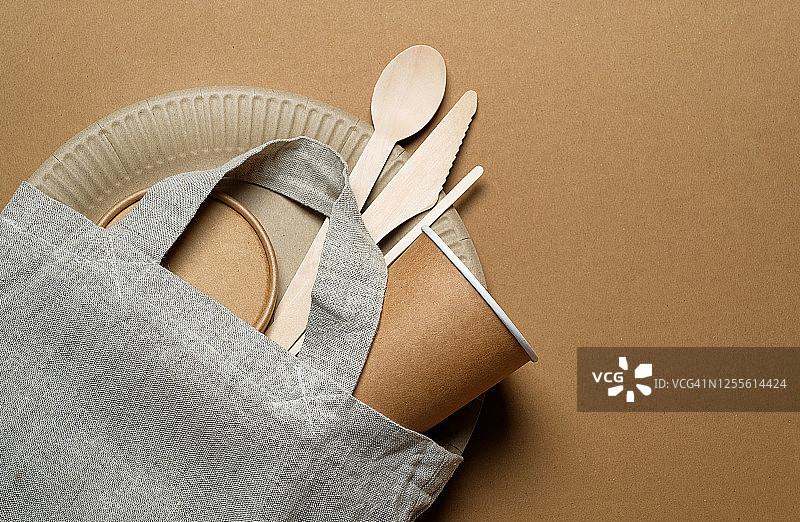 环保一次性餐具和可重复使用的布袋图片素材