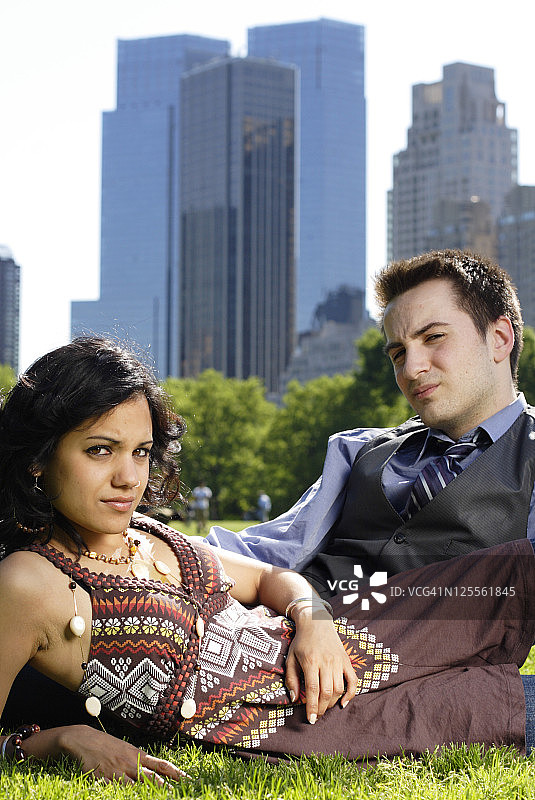 情侣看向镜头图片素材