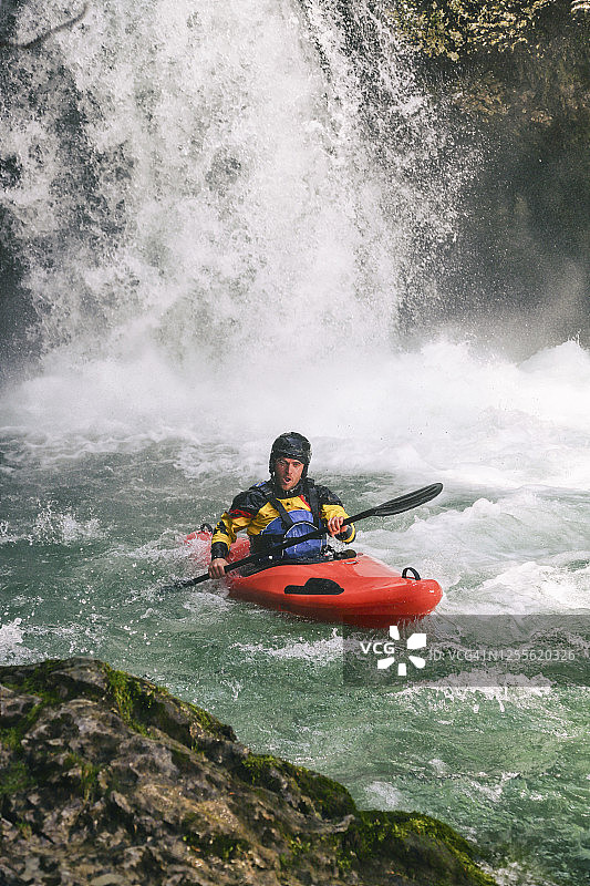 在大型瀑布下划皮划艇图片素材