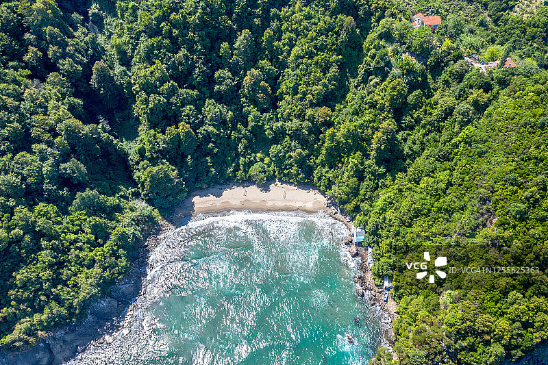 土耳其卡斯塔莫努省克罗格鲁崎岖的海岸线图片素材