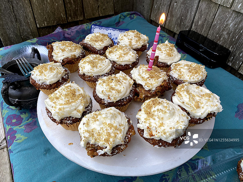 带生日蜡烛的胡萝卜纸杯蛋糕图片素材