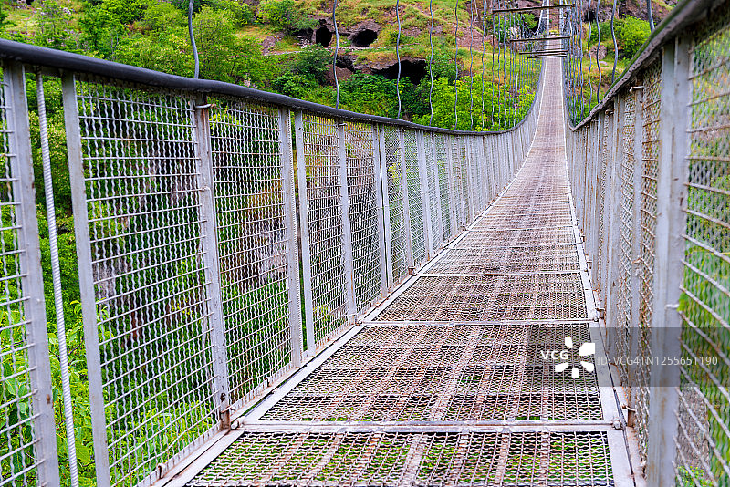 横跨峡谷的金属网悬索桥 - 亚美尼亚欣德佐雷斯克的地标图片素材
