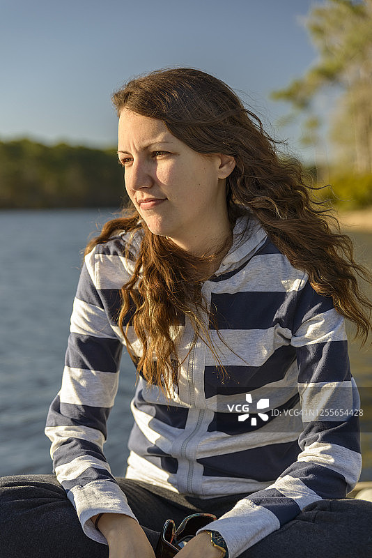 女士在亨茨维尔的雷文湖边沉思图片素材