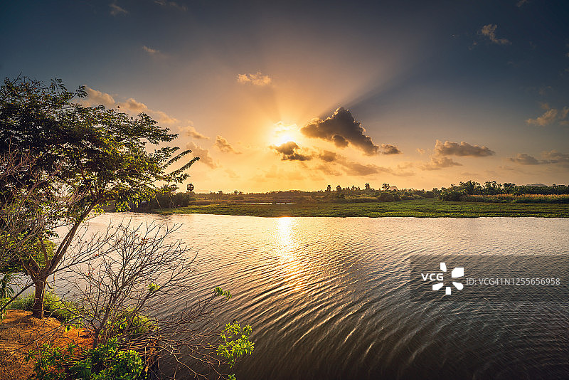日落时分湖泊与山脉的壮丽全景图片素材