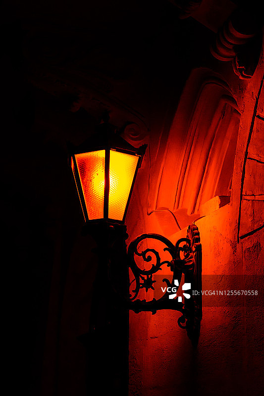 夜晚墙上的旧路灯图片素材