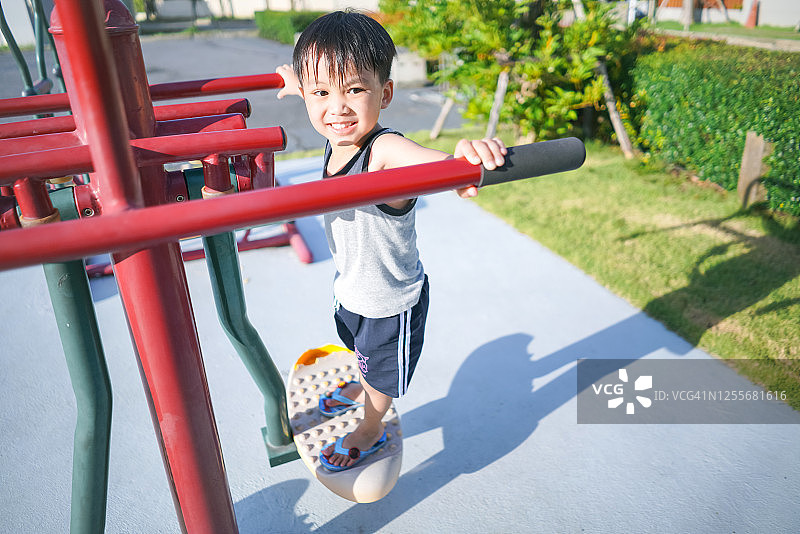 在健身器材上玩耍的儿童图片素材