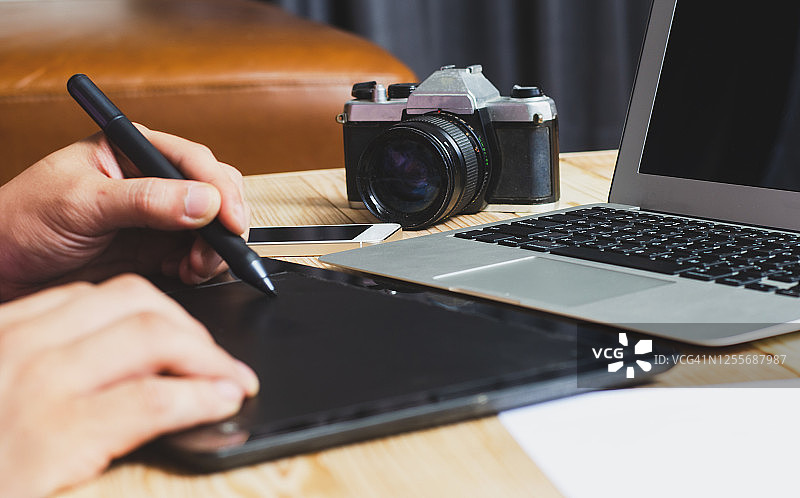 设计师在电脑绘图板上绘画图片素材