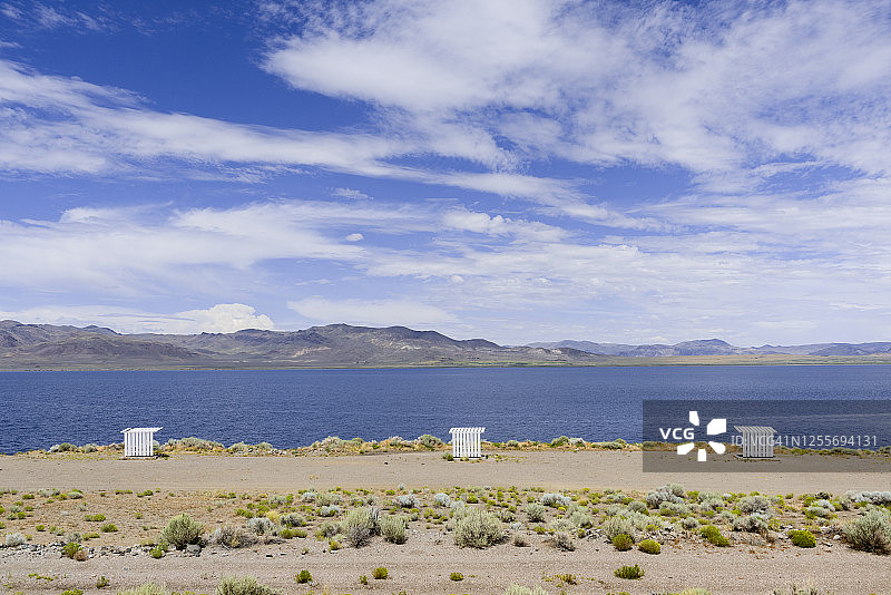 湖边的有盖公园长椅图片素材