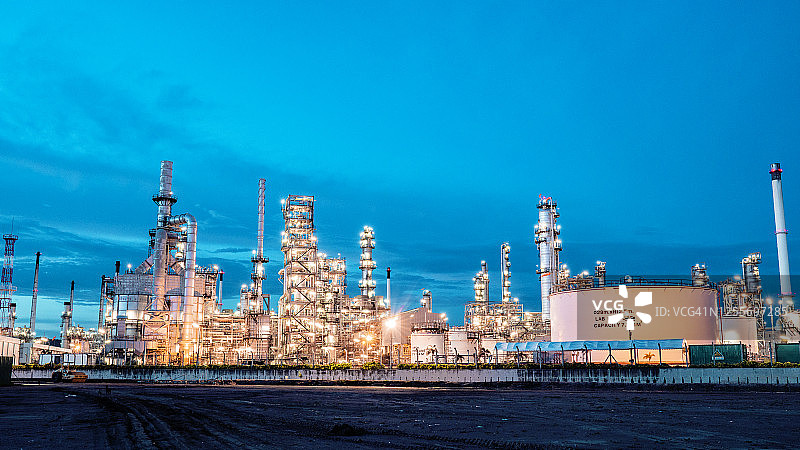 现代化炼油厂塔图片素材