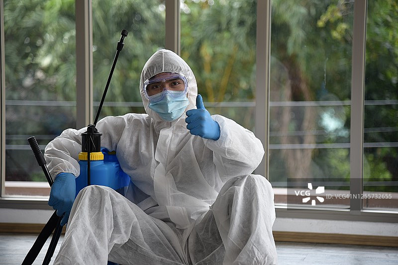 两名亚洲男子清理病毒爆发地点并进行消毒图片素材