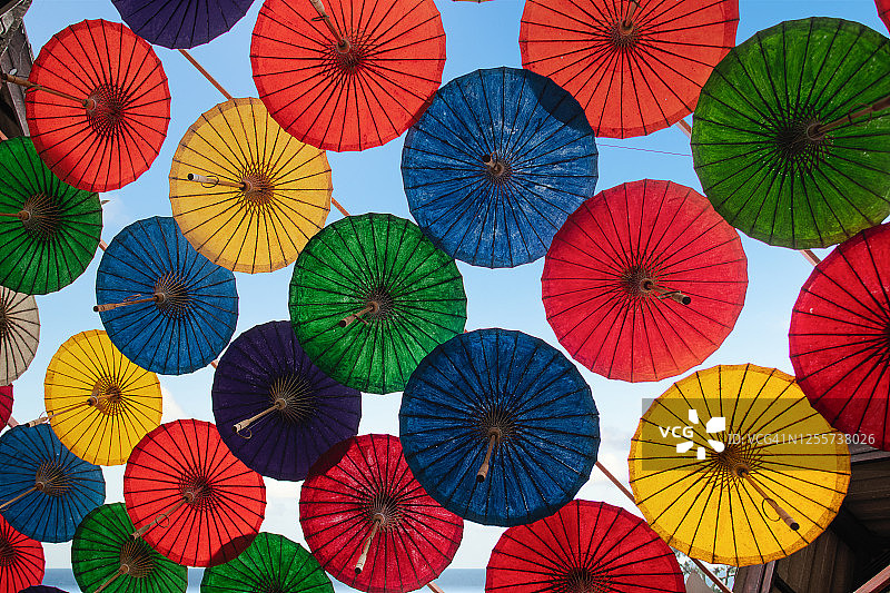 天空中的彩色雨伞，亚洲传统，泰国清迈背景图片素材