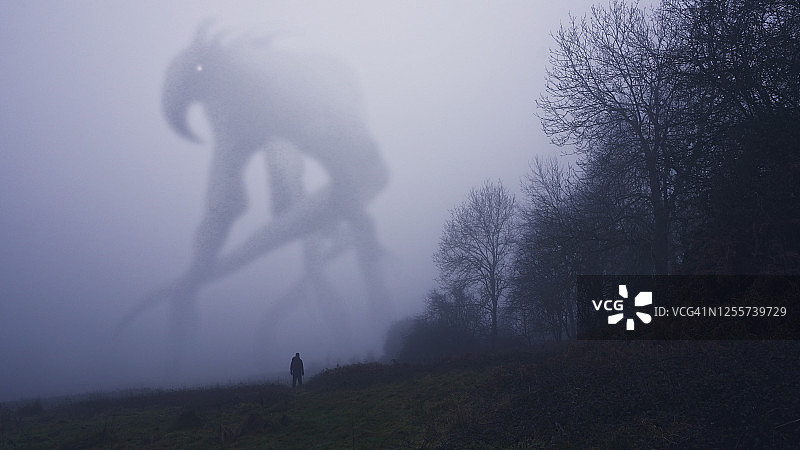 冬季雾中出现的巨型怪物与孤独的身影图片素材