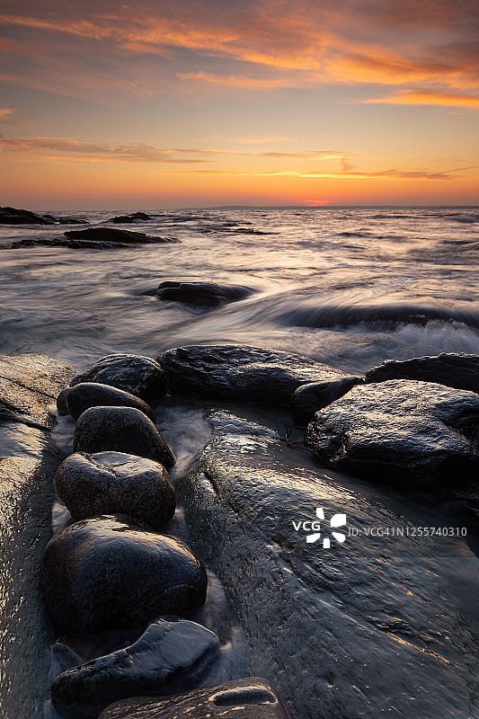 詹姆斯敦比弗泰尔州立公园海岸线的日落图片素材