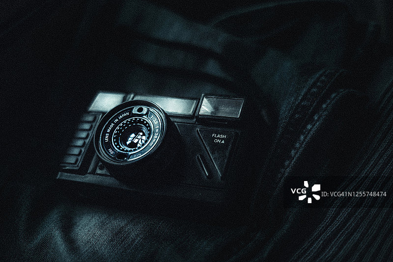 衣服上一台老式照相机的高角度视图图片素材