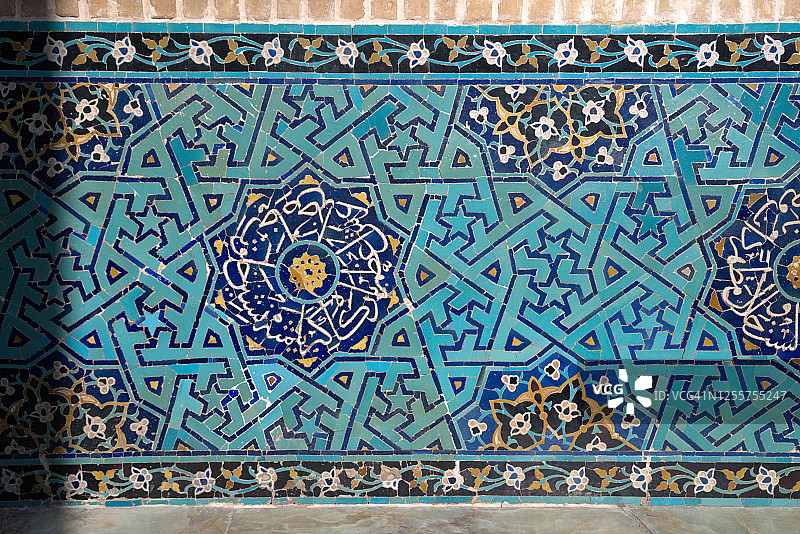 伊斯兰艺术：14 世纪亚兹德 Jameh 清真寺的几何、花卉和书法瓷砖马赛克图片素材