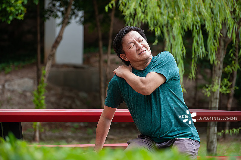中年男子肩膀僵硬疼痛图片素材