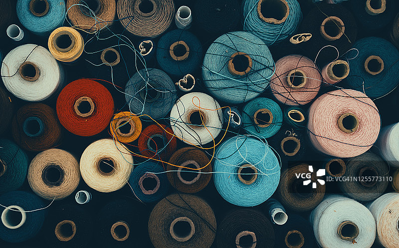 彩色线轴的组合（俯视）图片素材