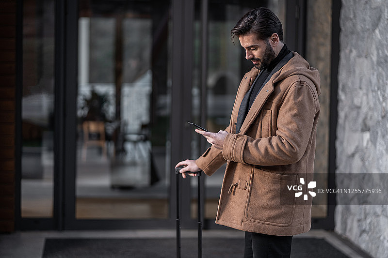 离开酒店的年轻商务人士图片素材