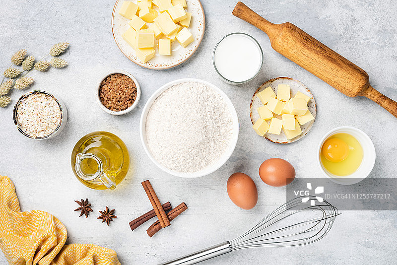 白色水泥背景上的烘焙原料图片素材