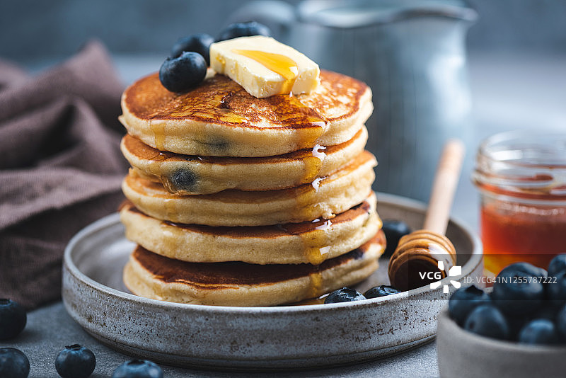 蓝莓薄烤饼配蜂蜜和黄油图片素材