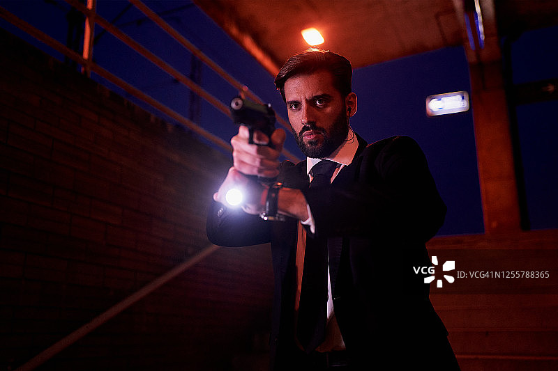 使用手电筒进行检查的便衣图片素材