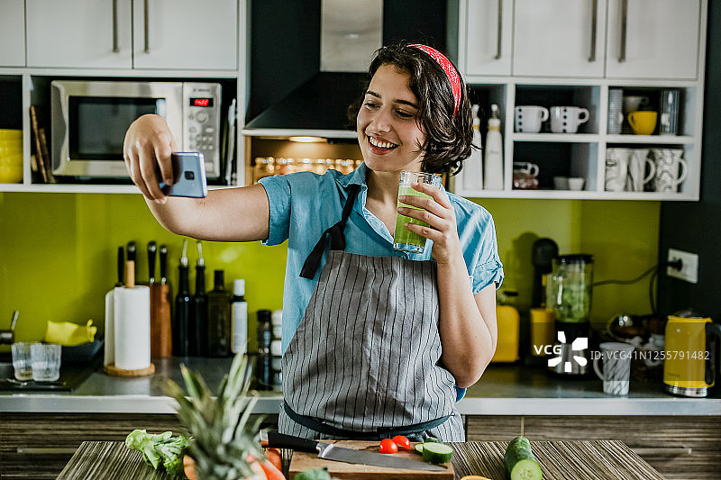 年轻女人手拿新鲜冰沙自拍图片素材