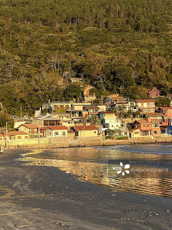面朝大海山坡上的小渔村图片素材