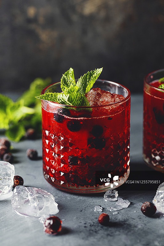 新鲜黑莓薄荷鸡尾酒图片素材