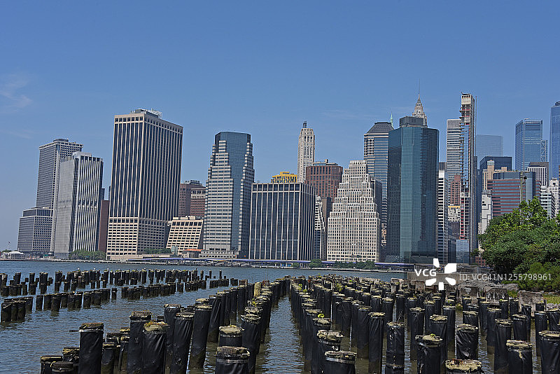 布鲁克林大桥公园，曼哈顿下城景色图片素材